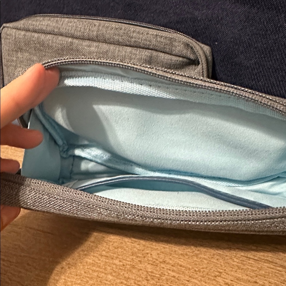 3 Cathay Pacific amenity kit bags - Picture 4 of 7
